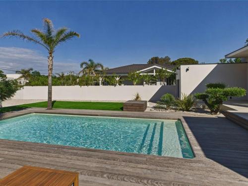 une piscine dans l'arrière-cour d'une maison dans l'établissement Villa moderne avec piscine privée, près de la plage - FR-1-423-314, au Grau-dʼAgde