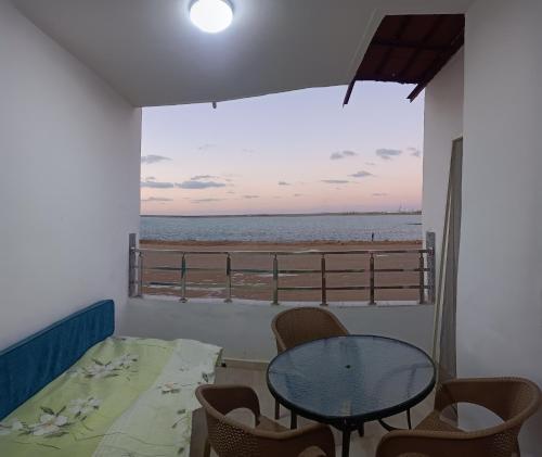 Zimmer mit einem Tisch und Stühlen sowie Meerblick in der Unterkunft Furnished Apartment - Beach view "Nearest Beach 2 minutes walking" - Abo keer - Alexandria - Egypt in Abū Qīr