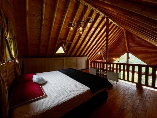 a bedroom with a bed in a wooden cabin at La Bambina Cabaña Glamping in Guarne
