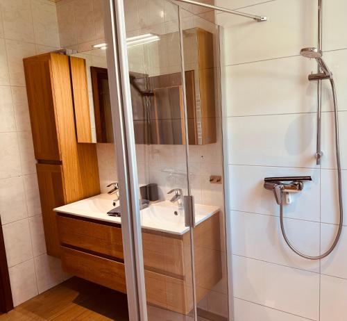 Bilik mandi di Gemütliches Haus im grünen in NFO