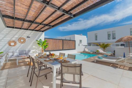 Serena Luca by Villalia