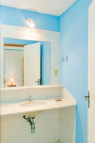 a bathroom with a sink and a mirror at Pousada Valhacouto II in Paraty