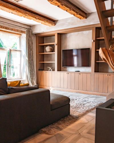 a living room with a couch and a television at Ne5t Hotel & Spa in Namur