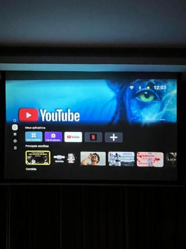 una TV con un videogioco di Loft Sonho de Beija ad Araxá