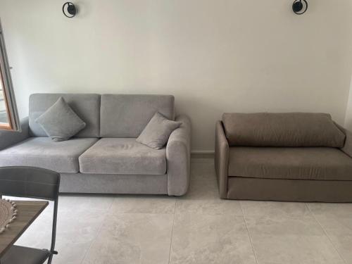 - un canapé et une chaise dans le salon dans l'établissement Boetman 2, à Saint-Raphaël