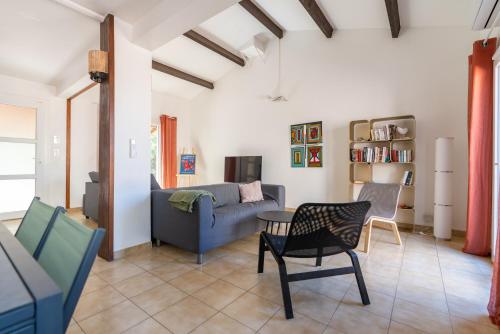 un salon avec un canapé, une table et des chaises dans l'établissement La Brise douce YourHostHelper, à Sète