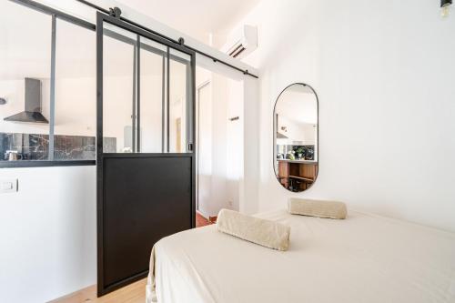 une chambre avec un grand lit et un miroir dans l'établissement Grasse B - Two rooms 4 people Downtown - AIR-CONDITIONING, à Grasse