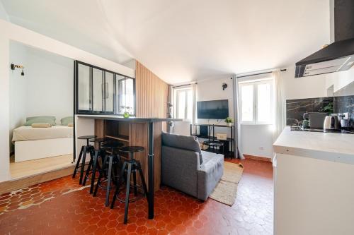 une cuisine et un salon avec un canapé et une table dans l'établissement Grasse B - Two rooms 4 people Downtown - AIR-CONDITIONING, à Grasse