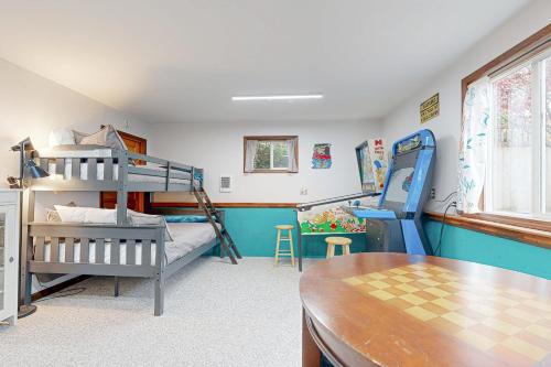 a room with two bunk beds and a table at Salty Sunsets in Depoe Bay