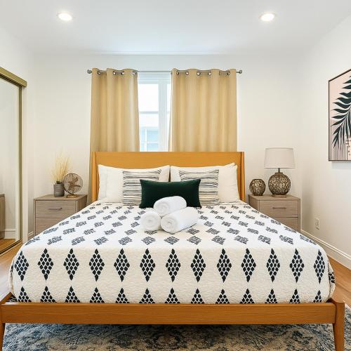 a bedroom with a bed with a black and white comforter at Comfy 2-bedroom home in Hollywood in Los Angeles