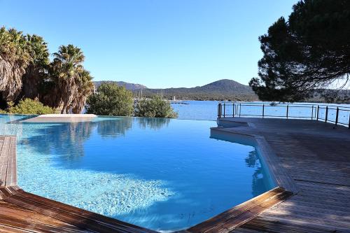 une piscine avec vue sur un plan d'eau dans l'établissement Magnifique T3 vue mer, Piscine et plage privé, à Pianottoli-Caldarello
