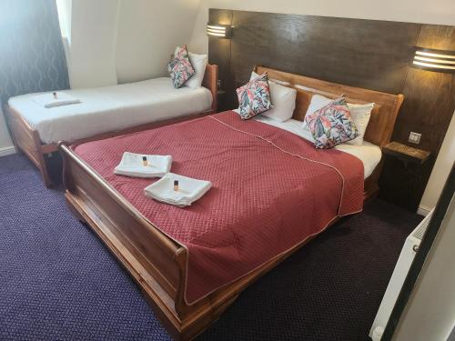 Ein Bett oder Betten in einem Zimmer der Unterkunft The Queensberry Hotel