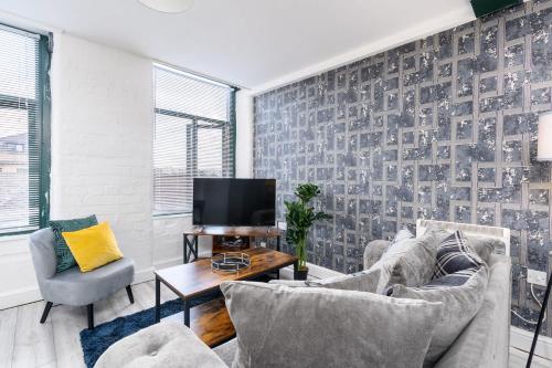 ブラッドフォードにあるModern 2 Bedroom Apartment in Central Bradfordのソファ2つとテレビのあるリビングルーム