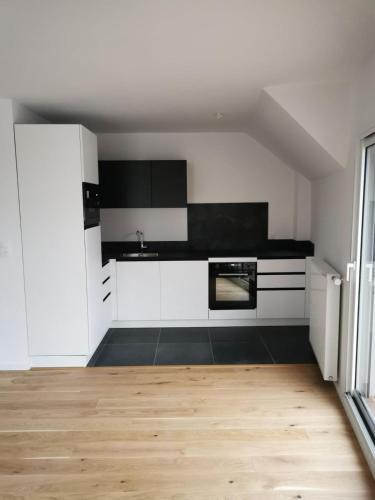 - une cuisine blanche avec des appareils en noir et blanc dans l'établissement 2 room Apartment terrace near beach, à La Celle-sous-Gouzon