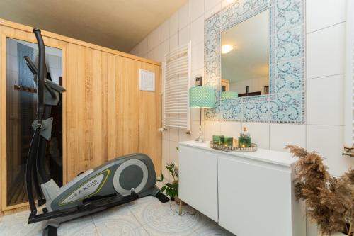 a bathroom with a hair dryer sitting on the floor at Lazurowy Dwór by Grand Apartments - jacuzzi, sauna i wiele innych atrakcji w budynku in Sztutowo