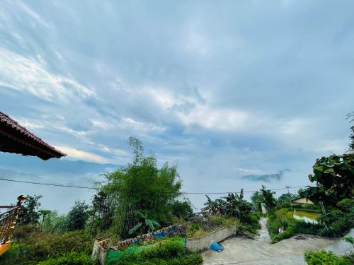 a view of a garden under a cloudy sky at Gun homestay in Quang Ba