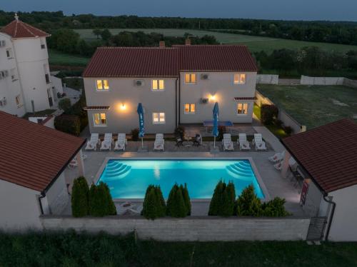 widok z lotu ptaka na dom z basenem w obiekcie Villa Brcina w Puli