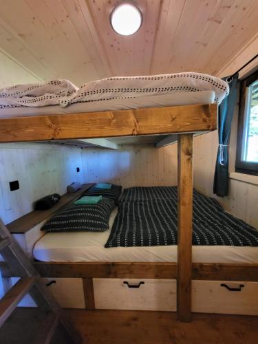 Postel nebo postele na pokoji v ubytování Glamping maringotka Free country Vogelsang