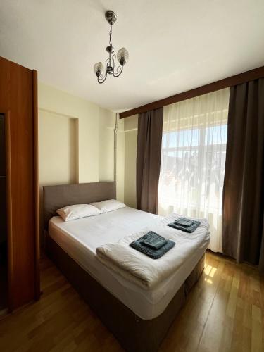 a bedroom with a large bed with a window at Deniz pansiyon in Akçakoca