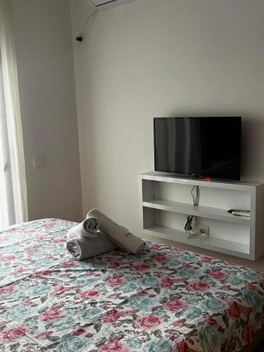 sypialnia z łóżkiem i telewizorem z płaskim ekranem w obiekcie Amore w Ulcinju