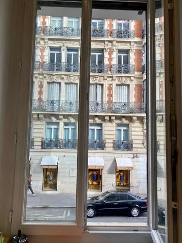 Luxurious 2 bedroom apartment, located in Avenue George V