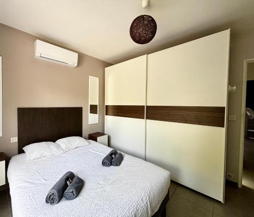 une chambre avec un lit avec deux serviettes dessus dans l'établissement Casamea - Maison, Jardin, Clim, Proche Plages, à Alata