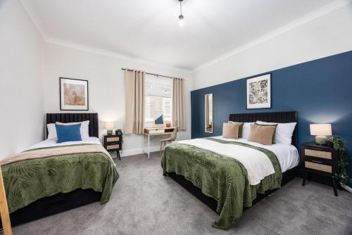 Postel nebo postele na pokoji v ubytování Stylish 3BR Home near Hospital and Auckland Castle