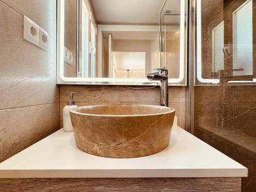 Ένα μπάνιο στο Luxury modern beachfront villa