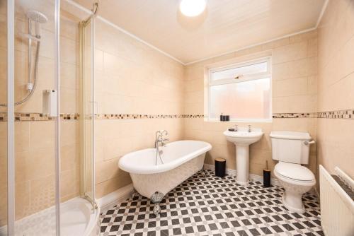 Koupelna v ubytování Stylish 3BR Home near Hospital and Auckland Castle