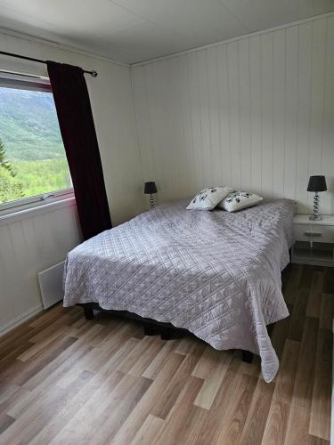 Un dormitorio con una cama y una ventana grande. en cosy country house, en Lingrasmo
