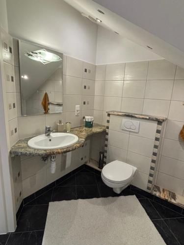 Ένα μπάνιο στο Apartament Wierzbna