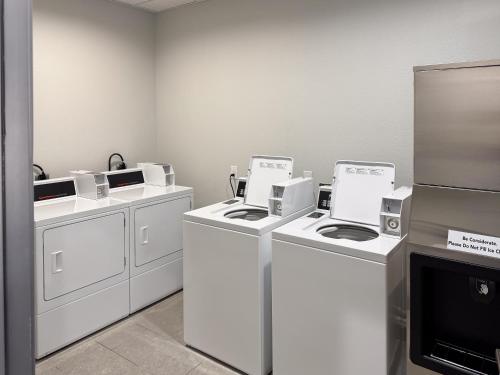 Η κουζίνα ή μικρή κουζίνα στο Studio 6 Dallas, TX – Fair Park