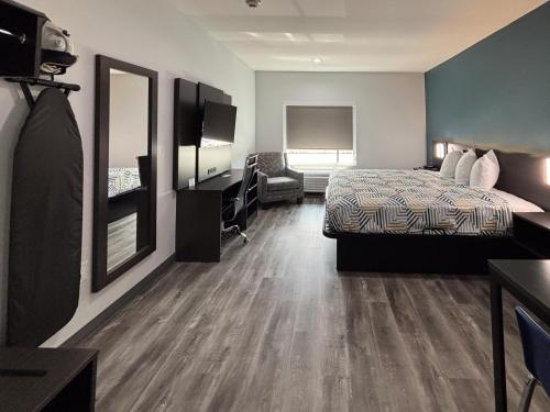 Ένα ή περισσότερα κρεβάτια σε δωμάτιο στο Studio 6 Dallas, TX – Fair Park