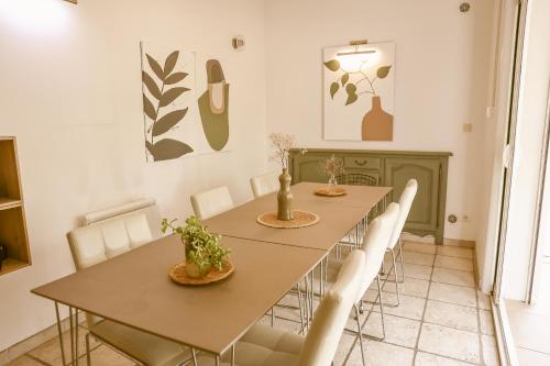 une salle à manger avec une table et des chaises dans l'établissement Mas Saint-Ange, à Lunel