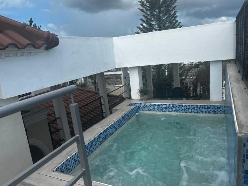 Bazén v ubytování Casa con jacuzzi nebo v jeho okolí
