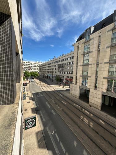 une rue vide dans une ville avec des bâtiments dans l'établissement Appartement hyper centre avec Garage privé, au Mans