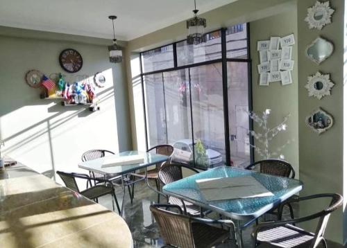 a dining room with tables and chairs and a window at Hostel Traveller's Palace in Huaraz