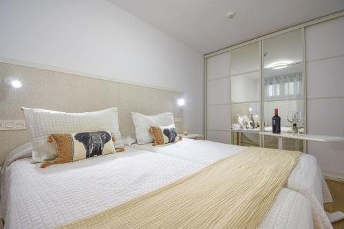 サン・バルトロメにあるTHE SECRET OF ELEPHANT by HOMESTAYGRANCANARIAの大きな白いベッドと枕のある寝室