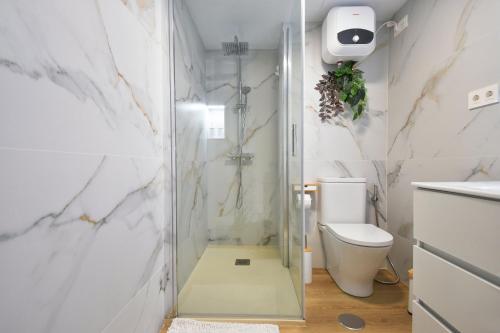 サン・バルトロメにあるTHE SECRET OF ELEPHANT by HOMESTAYGRANCANARIAのシャワーとトイレ付きのバスルーム