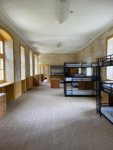 - une chambre vide avec des lits superposés dans l'établissement Auberge des Hirondelles, à Benais