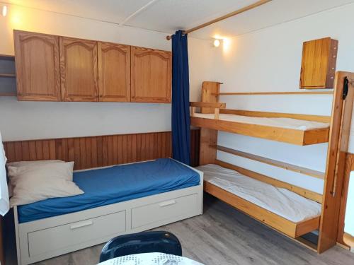 Postel nebo postele na pokoji v ubytování Charmant studio accès direct aux pistes et GR10, vue sur la vallée