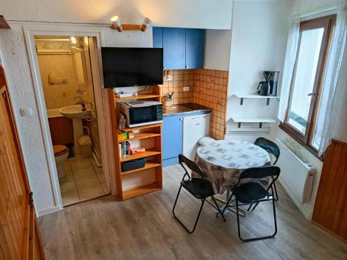 Charmant studio accès direct aux pistes et GR10, vue sur la vallée