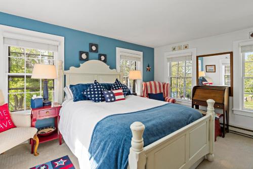 Ένα ή περισσότερα κρεβάτια σε δωμάτιο στο Gorgeous Cape Cod Mansion With Spa Near Beach