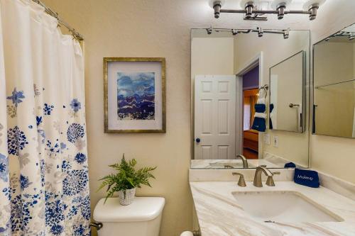 une salle de bain avec toilettes, lavabo et miroir dans l'établissement Riviera Retreat, à Sun Lakes