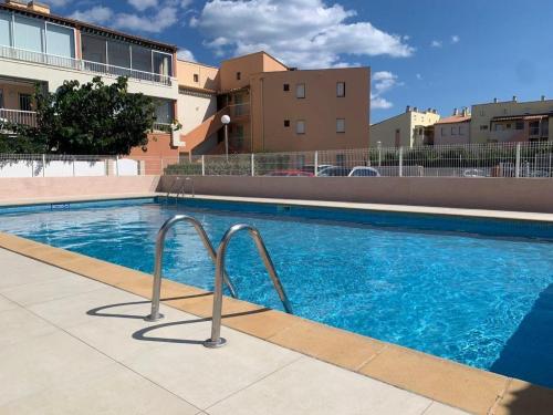une piscine devant un immeuble dans l'établissement Villa à 300m de la plage Richelieu, au Cap d'Agde
