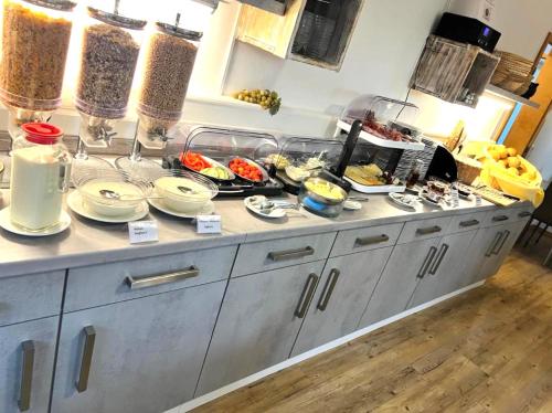 a kitchen counter with many plates of food on it at Lindners Hideaways - Gutshof Pine Retreat - Sauna - In Villa - Terrasse - Garten mit Rehgehege - Frühstück verfügbar - SKI - Arber - Osser - bis 5 Pers in Hohenwarth