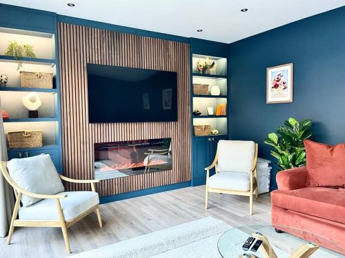 Μια τηλεόραση ή/και κέντρο ψυχαγωγίας στο Barton Suites Luxury Home 2 of 2 Sleeps 6