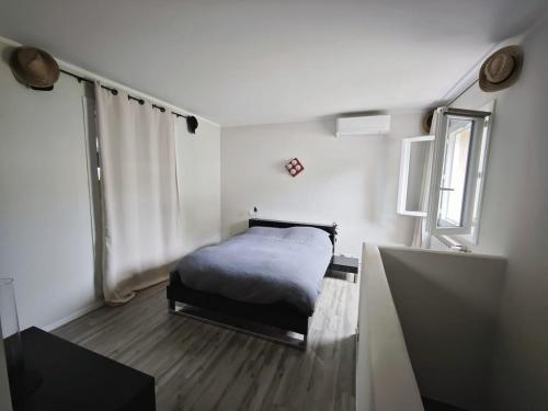 une petite chambre avec un lit et une fenêtre dans l'établissement Spacious house - unobstructed view, à Mouans-Sartoux