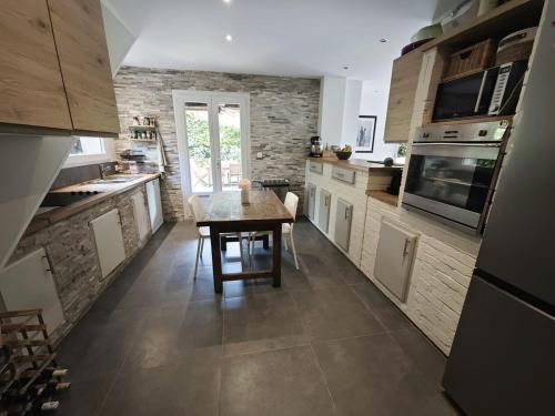 une cuisine avec une table en bois et une salle à manger dans l'établissement Spacious house - unobstructed view, à Mouans-Sartoux