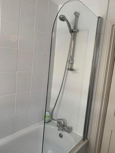 Ένα μπάνιο στο Entire apartment by Northcote Road